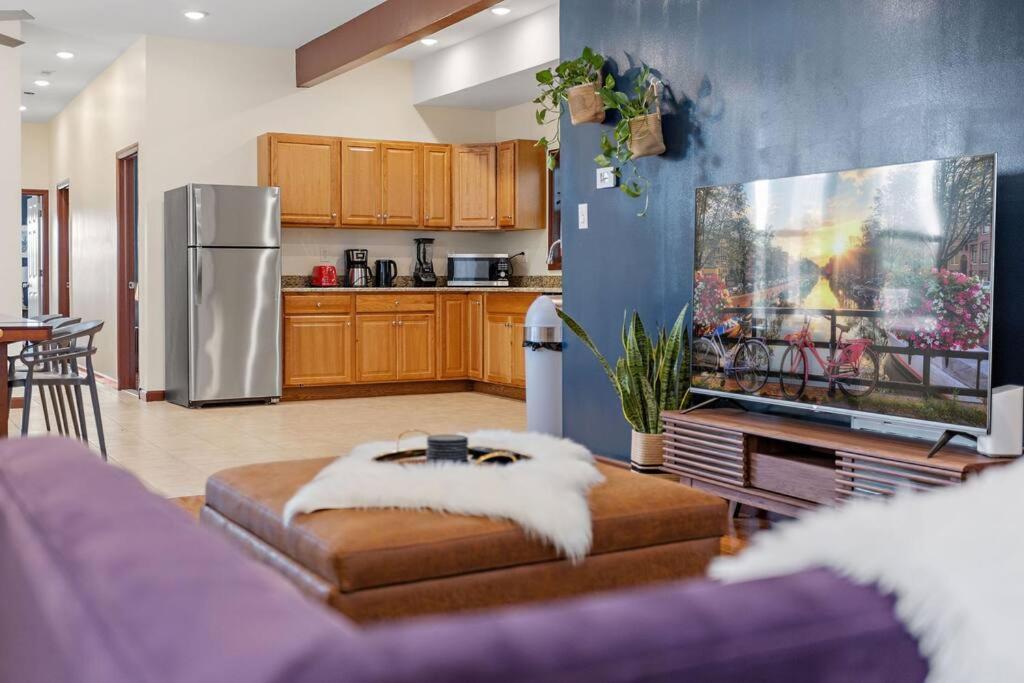 Renovated Ranch Style 6br 4ba Duplex House *